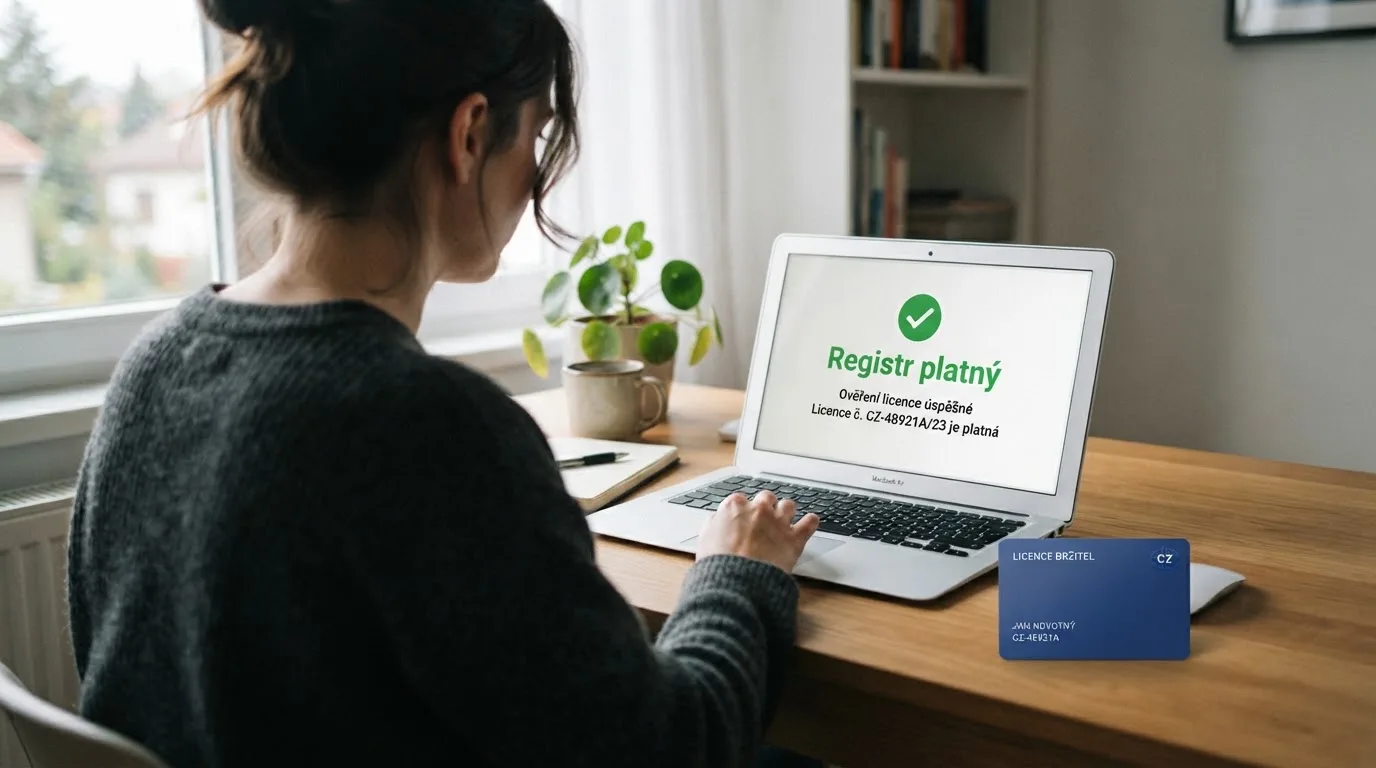 Úřední dokument s razítkem Ministerstva financí ČR vedle loga licencovaného online casina